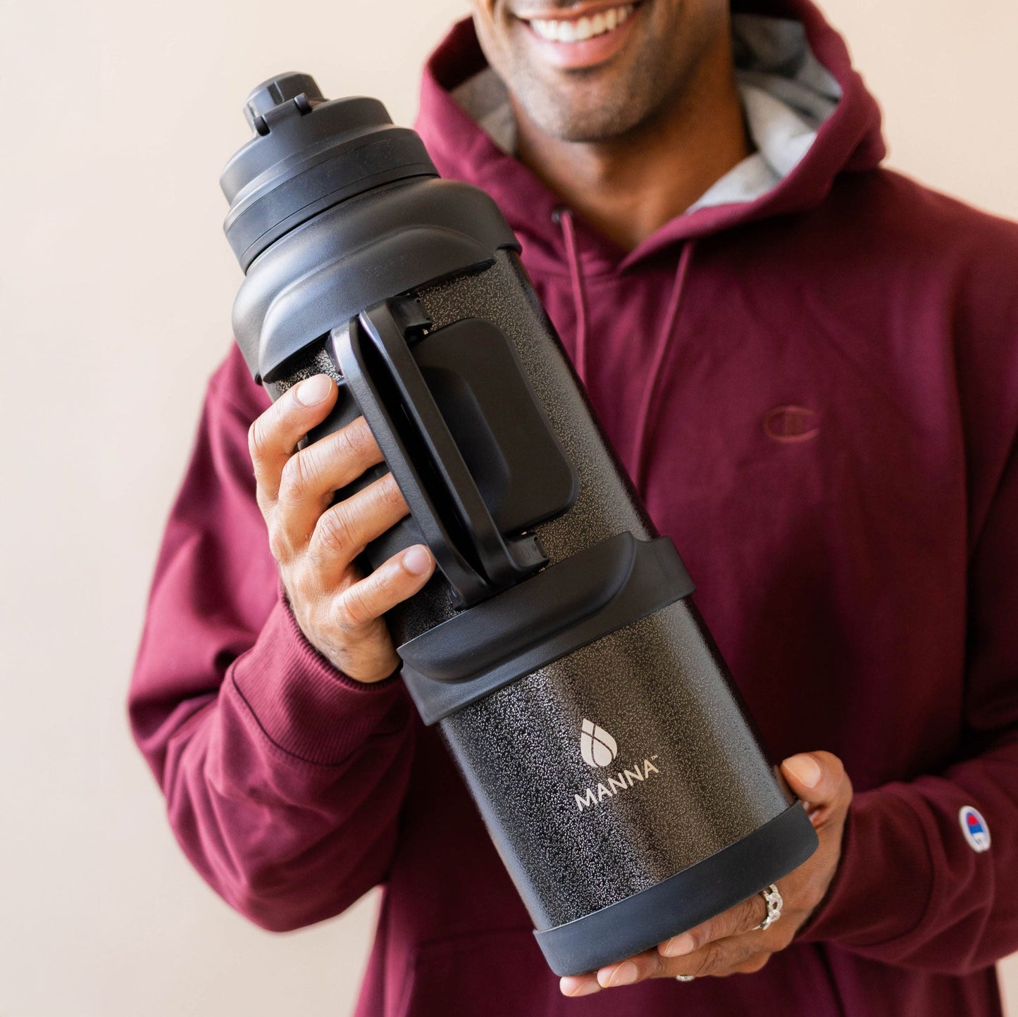 4l-titan-bottle-135-oz-r6 5Manna_Website_Lifestyles-29.jpg